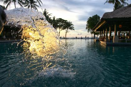 019年7月25号子时出生的女孩起名字的方法，五行是什么"